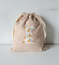 Charger l&#39;image dans la galerie, Sac à doudou / Pochon / Sac école / Sac maternelle /  Sac crèche / Sac enfant en double gaze de coton et lapin Liberty