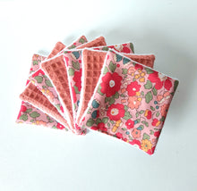 Charger l&#39;image dans la galerie, Lingettes démaquillantes lavables en Liberty Betsy et sa pochette réutilisable / Lot de cotons lavables / Coton démaquillant à l&#39;eau