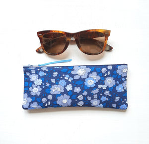 Etui à lunettes molletonné en tissu Liberty of London Betsy bleu / Cadeau femme