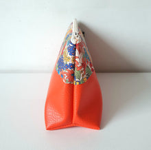 Charger l&#39;image dans la galerie, Trousse à maquillage orange et tissu Liberty Margaret Annie/ Trousse de toilette femme