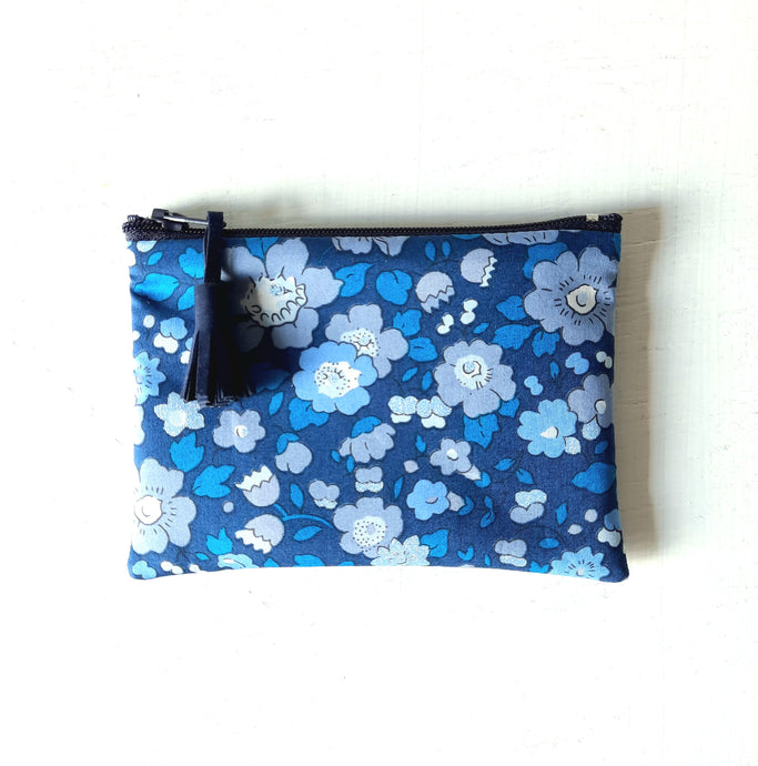 Petite pochette Porte monnaie en tissu Liberty Betsy bleu / Trousse Liberty of London