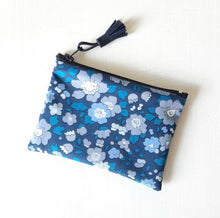 Charger l&#39;image dans la galerie, Petite pochette Porte monnaie en tissu Liberty Betsy bleu / Trousse Liberty of London