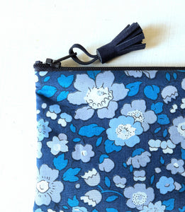 Petite pochette Porte monnaie en tissu Liberty Betsy bleu / Trousse Liberty of London