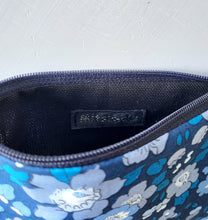 Charger l&#39;image dans la galerie, Petite pochette Porte monnaie en tissu Liberty Betsy bleu / Trousse Liberty of London