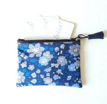 Charger l&#39;image dans la galerie, Petite pochette Porte monnaie en tissu Liberty Betsy bleu / Trousse Liberty of London