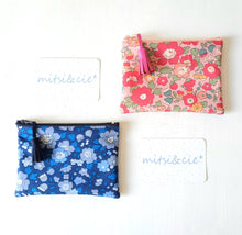 Charger l&#39;image dans la galerie, Petite pochette Porte monnaie en tissu Liberty Betsy bleu / Trousse Liberty of London