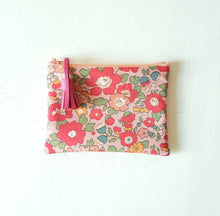 Charger l&#39;image dans la galerie, Petite pochette Porte monnaie en tissu Liberty Betsy rose / Trousse Liberty of London