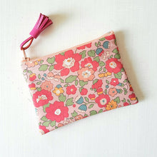 Charger l&#39;image dans la galerie, Petite pochette Porte monnaie en tissu Liberty Betsy rose / Trousse Liberty of London
