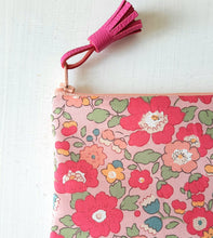 Charger l&#39;image dans la galerie, Petite pochette Porte monnaie en tissu Liberty Betsy rose / Trousse Liberty of London