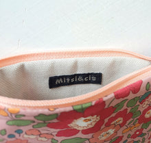 Charger l&#39;image dans la galerie, Petite pochette Porte monnaie en tissu Liberty Betsy rose / Trousse Liberty of London