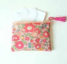 Charger l&#39;image dans la galerie, Petite pochette Porte monnaie en tissu Liberty Betsy rose / Trousse Liberty of London