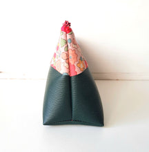 Charger l&#39;image dans la galerie, Trousse à maquillage vert et tissu Liberty Betsy / Trousse de toilette femme