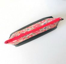 Charger l&#39;image dans la galerie, Trousse à maquillage vert et tissu Liberty Betsy / Trousse de toilette femme