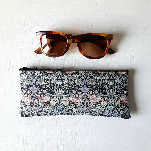 Etui à lunettes molletonné en tissu Liberty of London Strawberry Thief / Cadeau femme