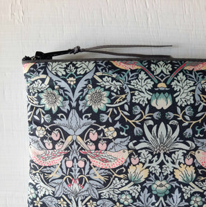 Etui à lunettes molletonné en tissu Liberty of London Strawberry Thief / Cadeau femme