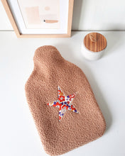 Charger l&#39;image dans la galerie, chaleur et douceur pour cette housse de bouillotte en laine et liberty