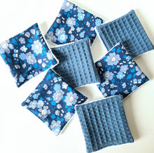 Charger l&#39;image dans la galerie, Lingettes démaquillantes lavables en Liberty Betsy et sa pochette réutilisable / Lot de cotons lavables / Coton démaquillant à l&#39;eau