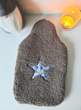 Charger l&#39;image dans la galerie, Housse de bouillotte en moumoute chesnut et étoile Liberty / Protège bouillotte eau chaude 2 litres fausse fourrure mouton grande douceur / Cadeau Noël