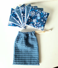 Charger l&#39;image dans la galerie, Lingettes démaquillantes lavables en Liberty Betsy et sa pochette réutilisable / Lot de cotons lavables / Coton démaquillant à l&#39;eau