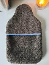 Charger l&#39;image dans la galerie, Housse de bouillotte en moumoute chesnut et étoile Liberty / Protège bouillotte eau chaude 2 litres fausse fourrure mouton grande douceur / Cadeau Noël