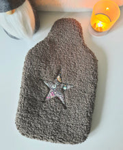 Charger l&#39;image dans la galerie, Housse de bouillotte en moumoute chesnut et étoile Liberty / Protège bouillotte eau chaude 2 litres fausse fourrure mouton grande douceur / Cadeau Noël