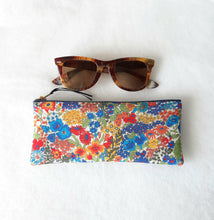 Charger l&#39;image dans la galerie, Etui lunettes tissu Liberty fleuri multicolore balzac paris