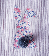 Charger l&#39;image dans la galerie, Petit sac de rangement en double gaze rose pétale et lapin en Liberty Wiltshire