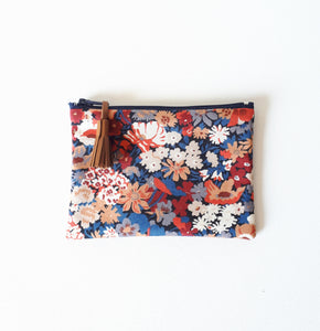 petite trousse Liberty of london porte monnaie en tissu Liberty Thorpe avec pompon en cuir