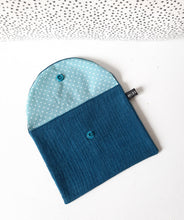 Charger l&#39;image dans la galerie, Pochette à savon imperméable en double gaze et coton enduit / étui à shampoing solide