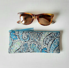 Charger l&#39;image dans la galerie, Etui à lunettes molletonné en tissu Liberty Bourton / étui à lunettes de soleil souple