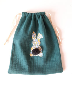 Petit sac enfant en double gaze de coton vert sapin et lapin en Liberty Betsy berry