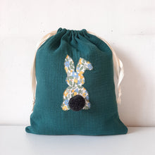 Charger l&#39;image dans la galerie, Petit sac enfant en double gaze de coton vert sapin et lapin en Liberty Betsy berry