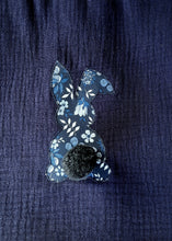 Charger l&#39;image dans la galerie, Petit sac enfant en double gaze de coton bleu marine et lapin en Liberty Edenham