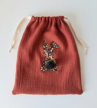 Charger l&#39;image dans la galerie, Petit sac enfant en double gaze de coton écureuil et lapin en Liberty Wiltshire